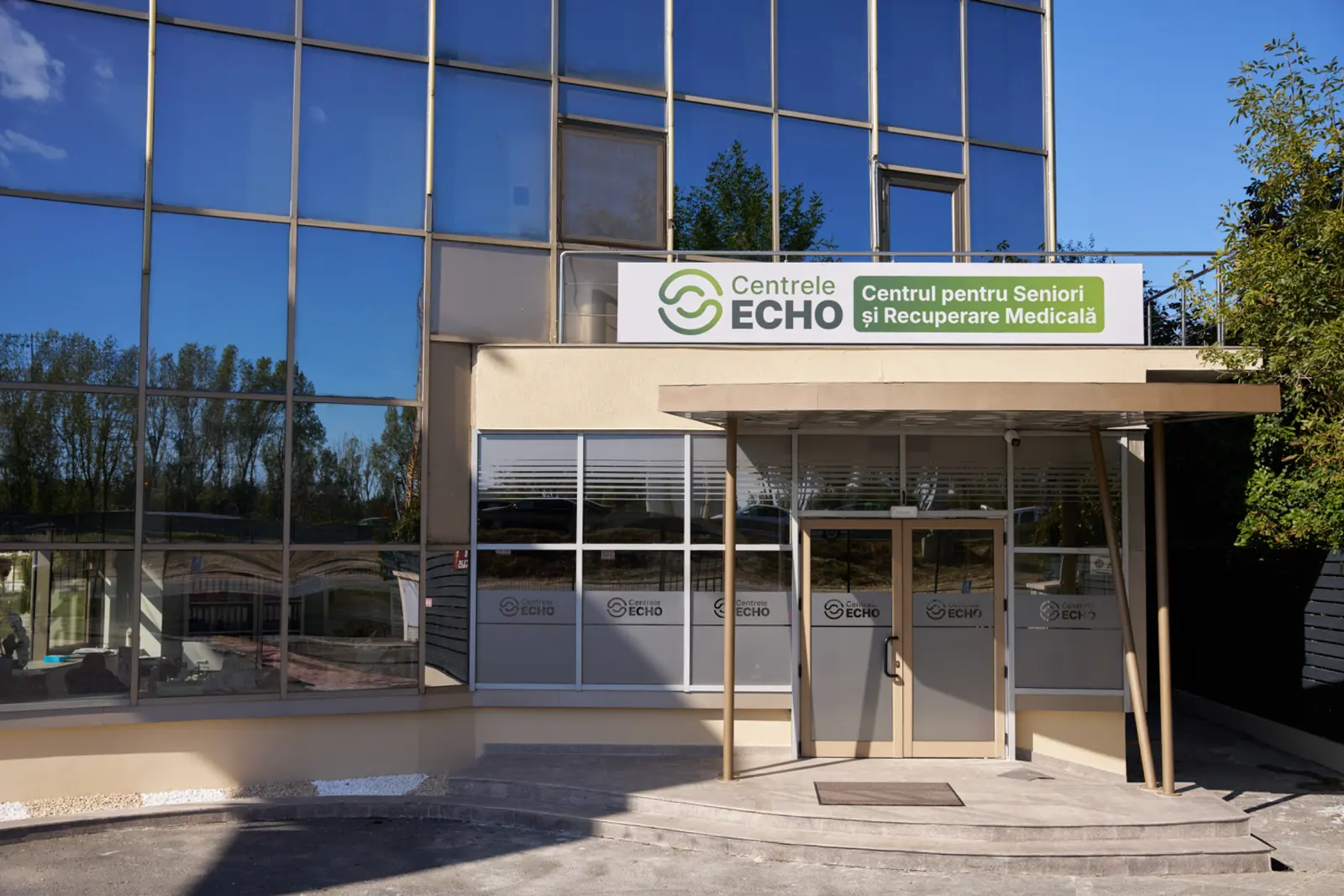 Fațada și intrarea principală a Centrelor ECHO - Centrul pentru Seniori și Recuperare Medicală, AsertivO Otopeni