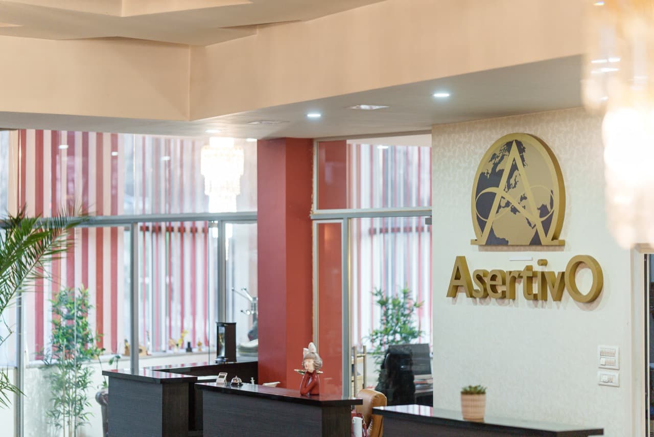 Fațada principală a centrului de seniori AsertivO cu flori și balcoane, Otopeni