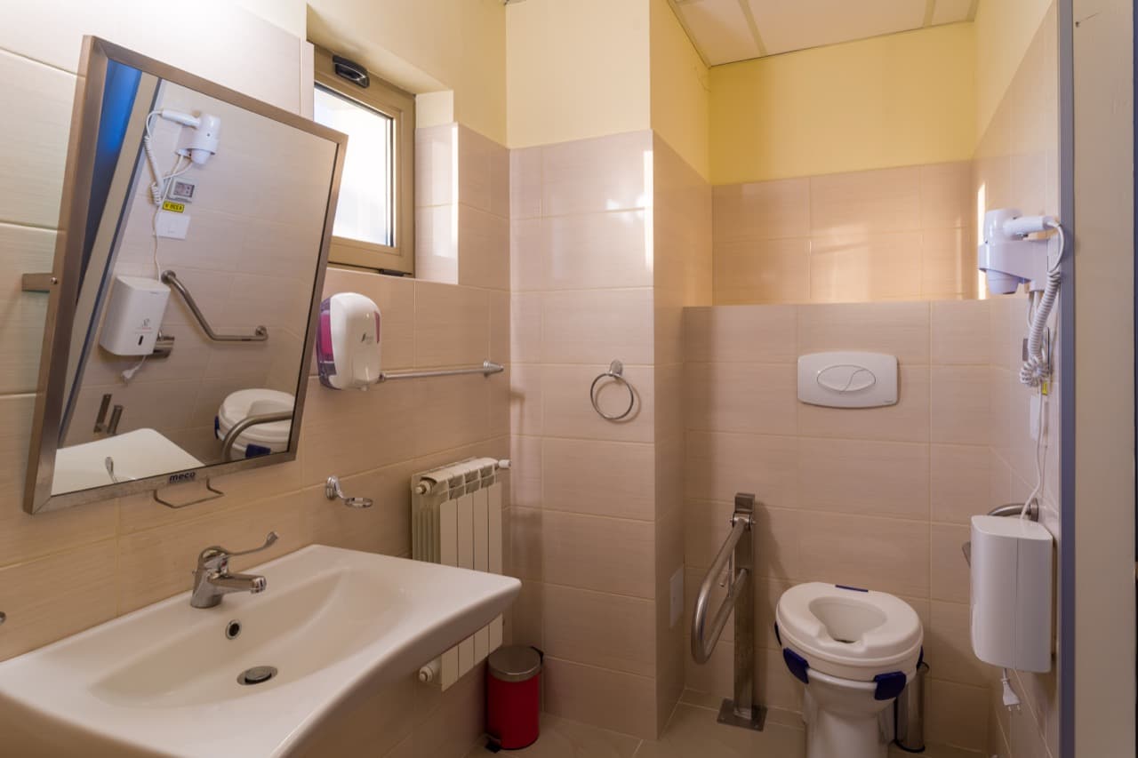 Baie accesibilă — AsertivO Otopeni