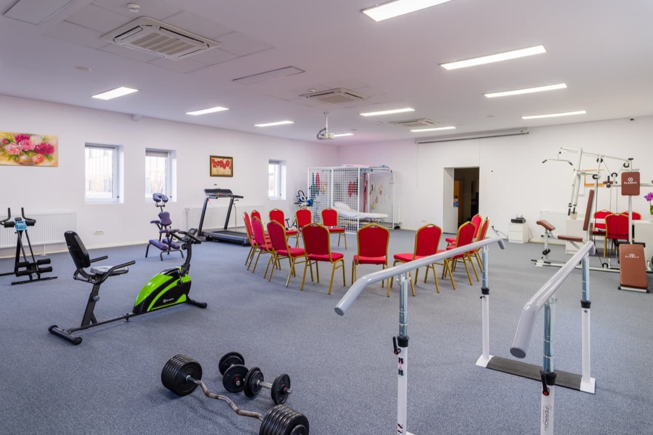 Sala de kinetoterapie cu echipamente și exerciții de grup la centrul de seniori AsertivO Otopeni